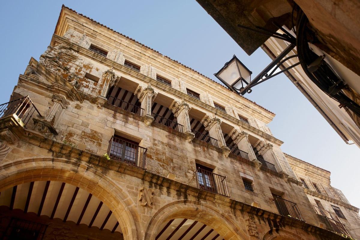 Fachada de un edificio histórico de Trujillo