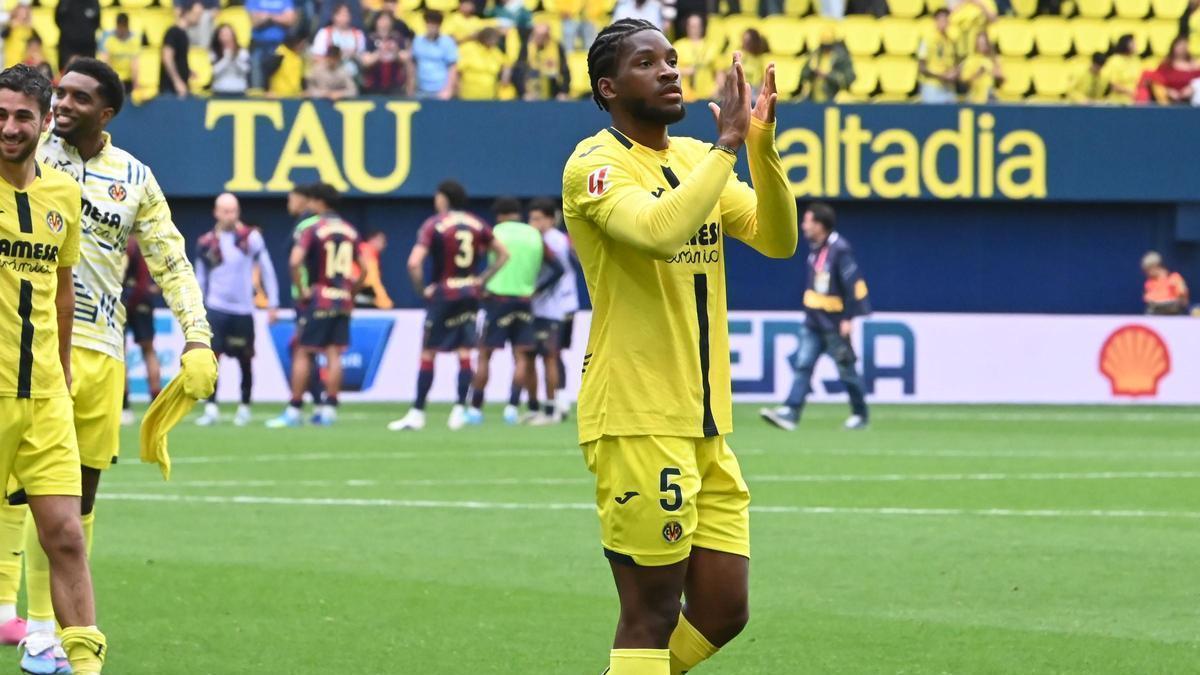 Willy Kambwala aplaude al público del Villarreal tras regresar a los terrenos de juego, la temporada pasada.
