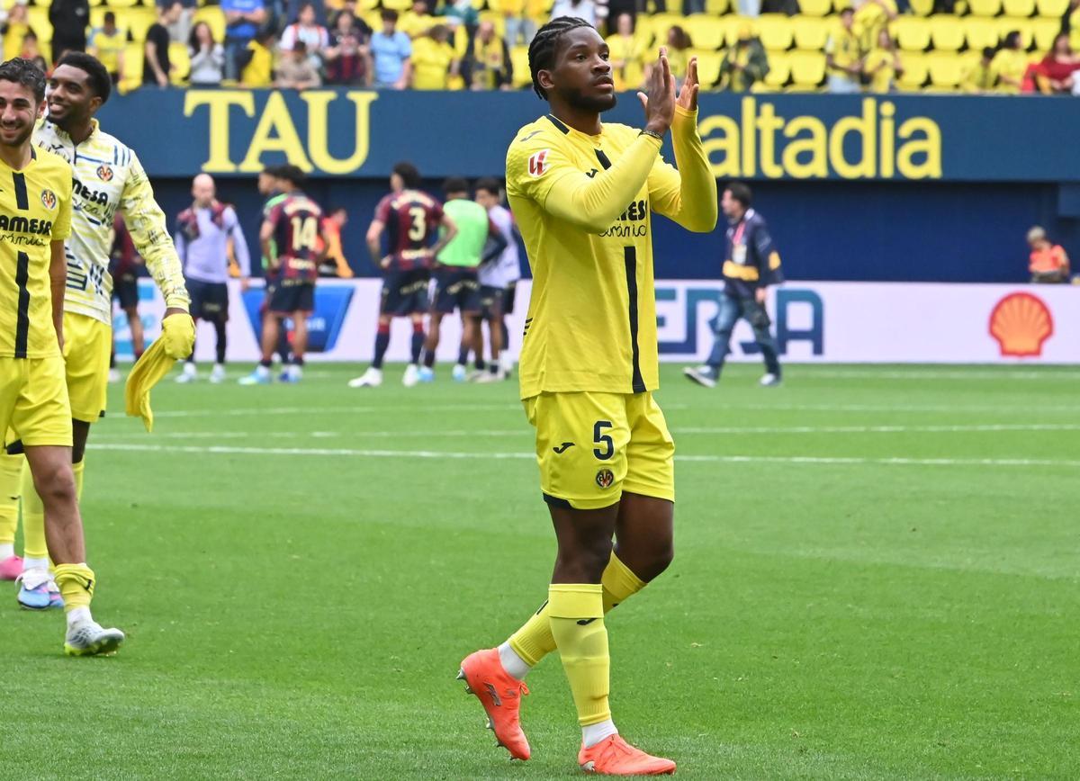 Willy Kambwala aplaude al público del Villarreal tras regresar a los terrenos de juego ante el Levante.