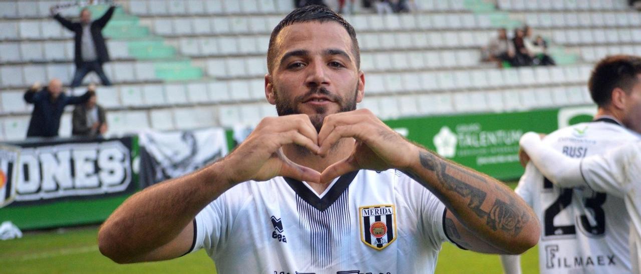 Carlos Cinta hace un corazón con las manos tras marcar el domingo al Ferrol