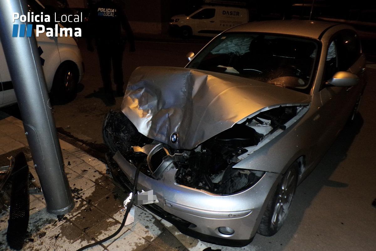 El coche en el que circulaba el detenidos sufrió grandes daños.