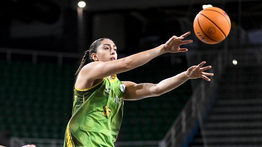 Victoria Gauna pasa el balón durante el partido ante el Paterna.
