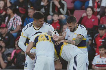 Los jugadores del Boca celebran un gol