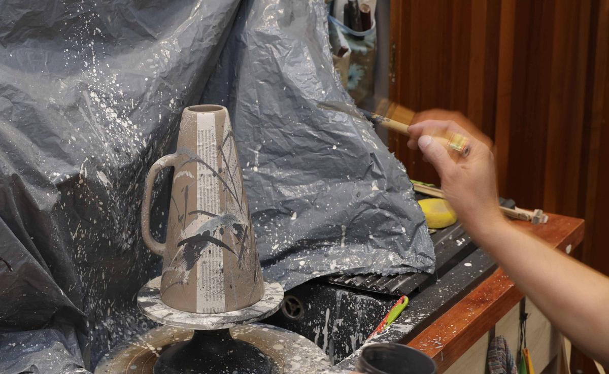 Olalla en su taller vigués Misoco Designs y algunas de las piezas que elabora, tanto funcionales como decorativas.