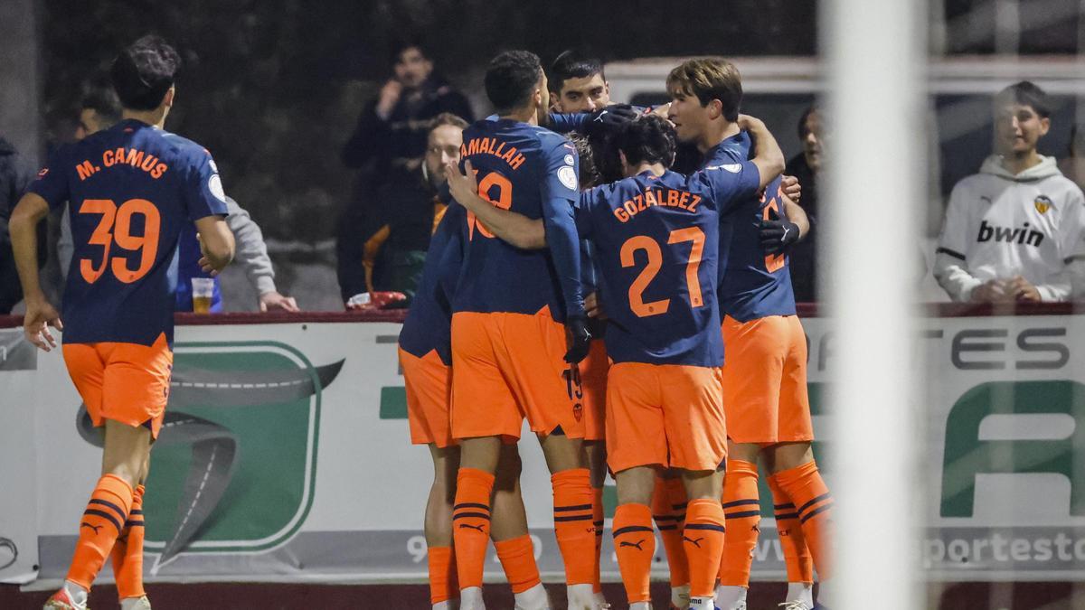 La celebración del gol de Yaremchuk