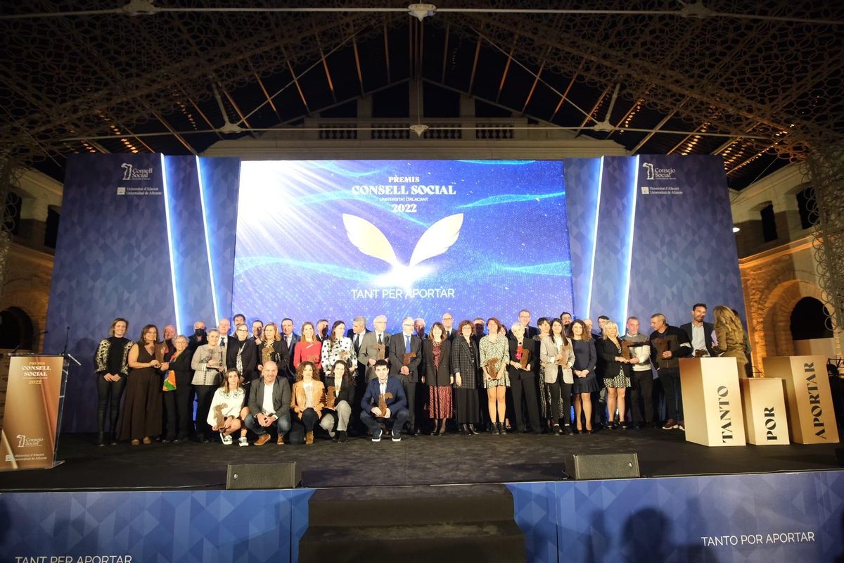 Foto de familia al término de la gala entre los premiados y los que entregaron el galardón