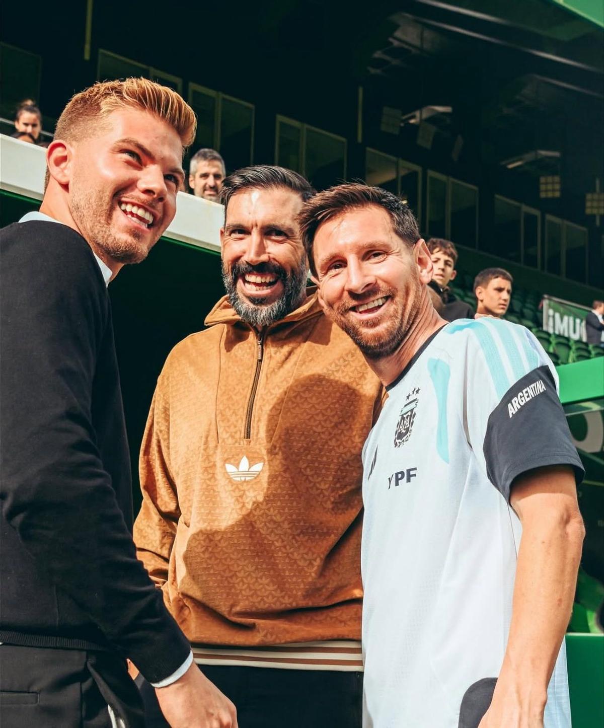 Pedro Schinocca, Eder Sarabia y Leo Messi, entre risas en el Martínez Valero.