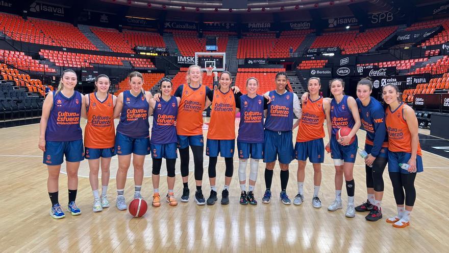 Recibimiento a las jugadoras y &#039;marea taronja&#039; en La Fonteta