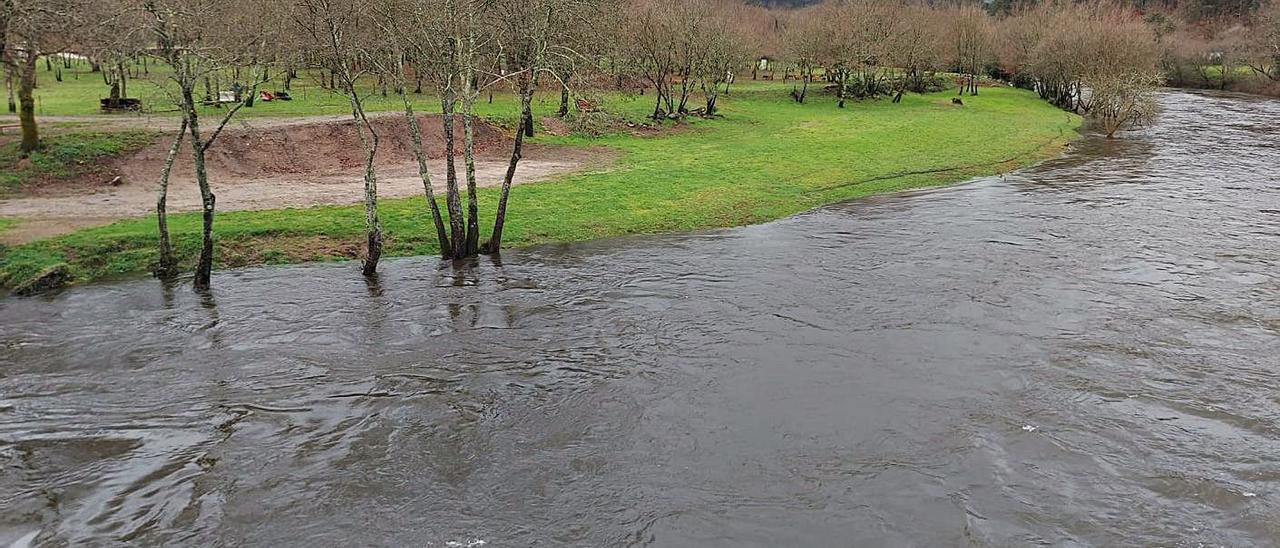 A Praíña se “baña” por la crecida del Ulla tras las lluvias |