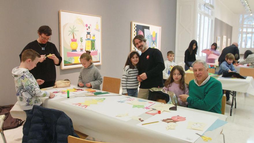 El artista Héctor Francesch impartió un taller gratuito de ‘collage’ para familias