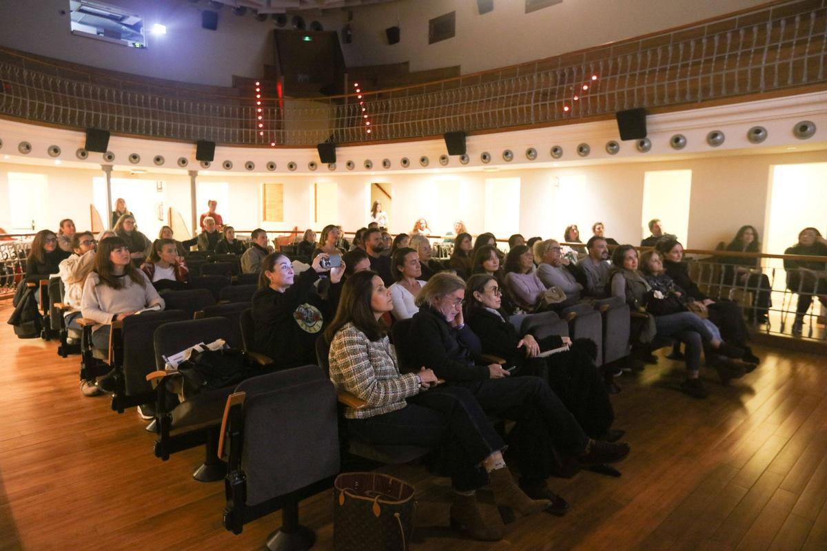 El público en el Teatro España durante el coloquio con Santiago Díaz.