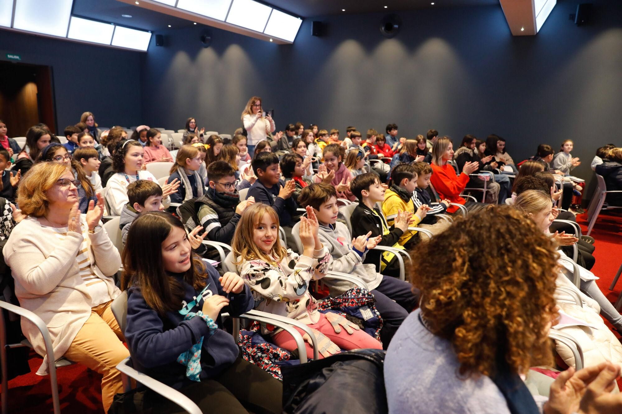 EN IMÁGENES: La escritora Mónica Rodríguez, en el Club LA NUEVA ESPAÑA con alumnos del colegio Gesta