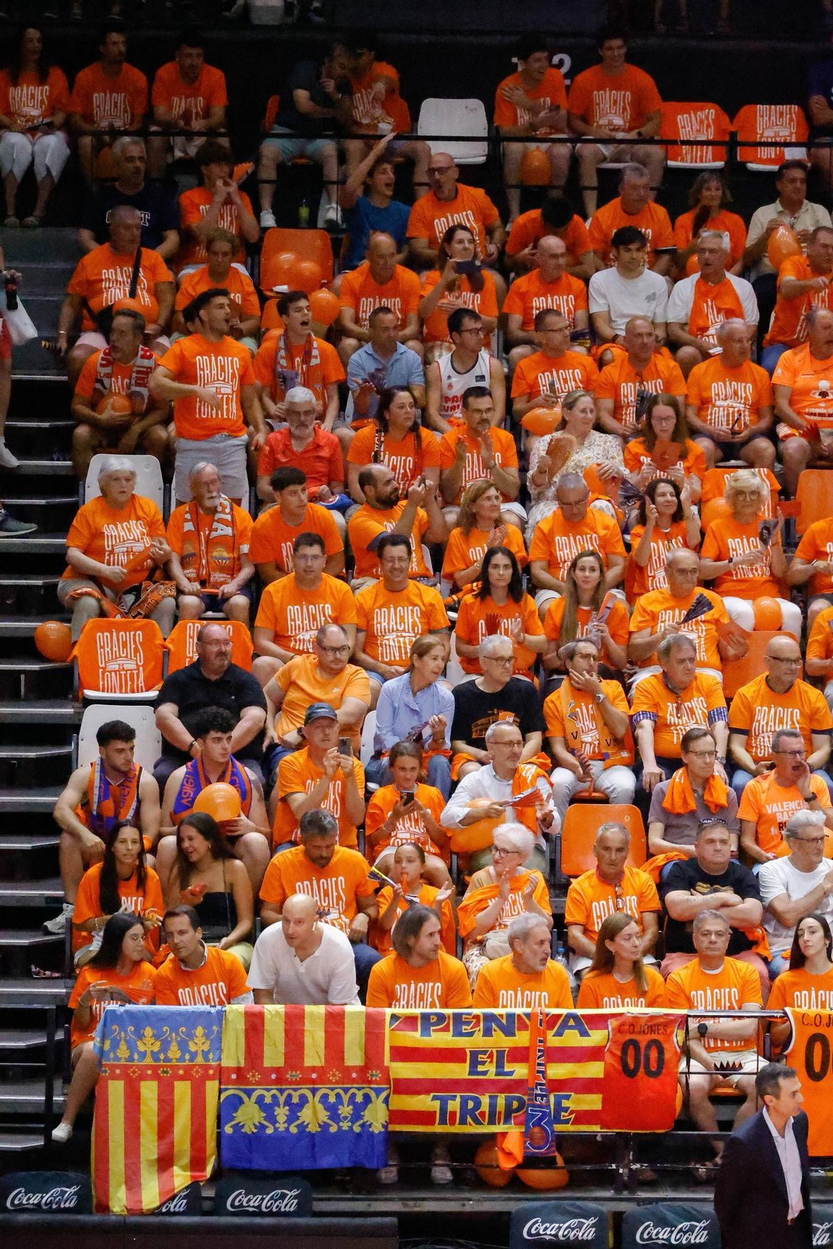 Afición taronja en el tercer partido de la final de la Liga Endesa entre el Valencia Basket y el Real Madrid