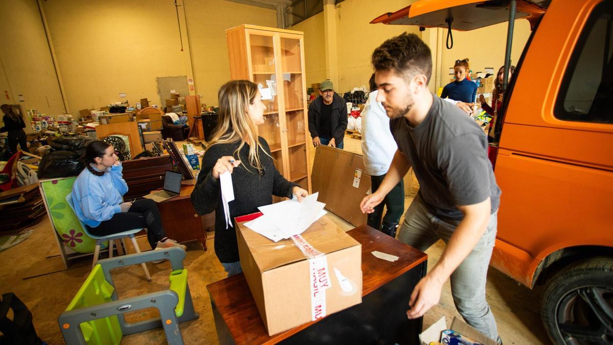 Voluntarios en la recogida y entrega de alimentos, muebles, ropa y enseres.