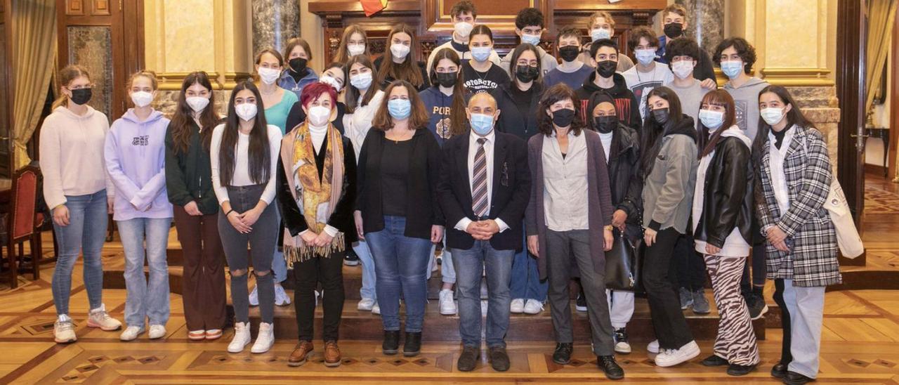 Estudiantes alemanes en Menéndez Pidal. Un grupo de alumnos de Bachillerato procedentes del centro Gymnasium Meiendorf, de Hamburgo, que realiza un intercambio con el instituto Ramón Menéndez Pidal, visitaron la ciudad la semana pasada. Los estudiantes fueron recibidos en el Palacio de María Pita por el concejal de Educación, Chero Celemín.  | LA OPINIÓN