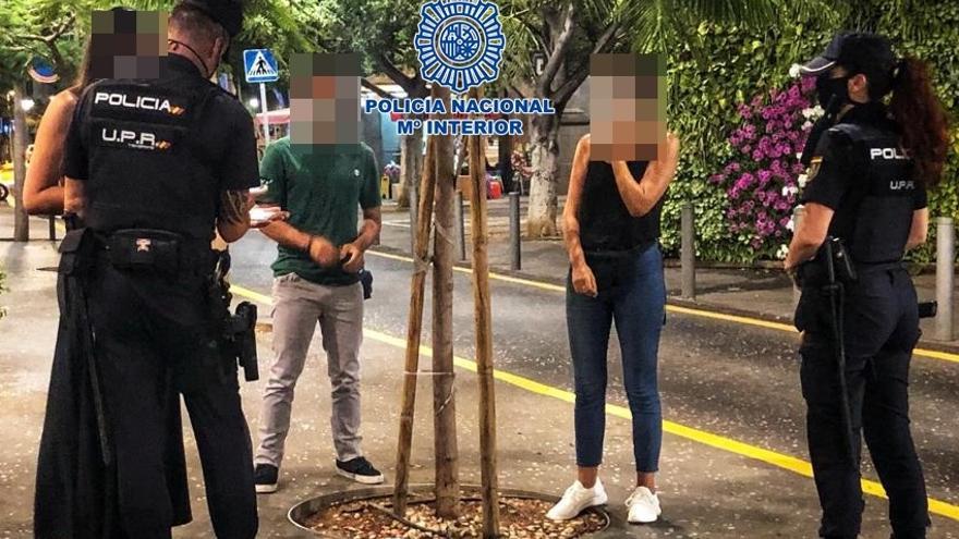 Agentes de la Policía Nacional identifican a varias personas en Santa Cruz de Tenerife