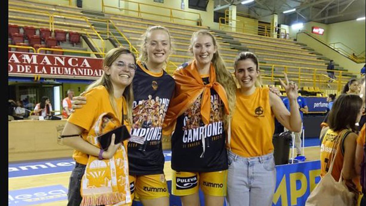 Jugadoras y aficionadas celebraron el triunfo en la cancha salmantina.