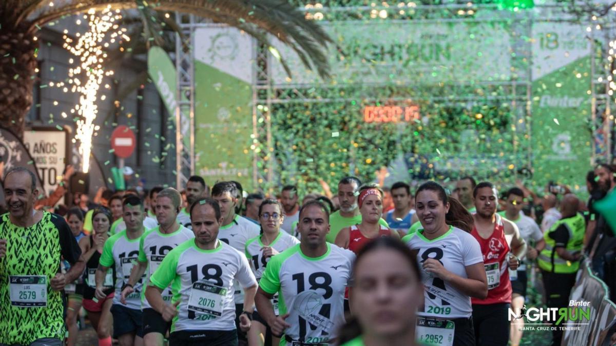 Los casi 1.000 corredores de la Binter NightRun de 2020, que no se celebró, recibirán un código para participar de manera gratuita en la prueba de este año. | | E.D.