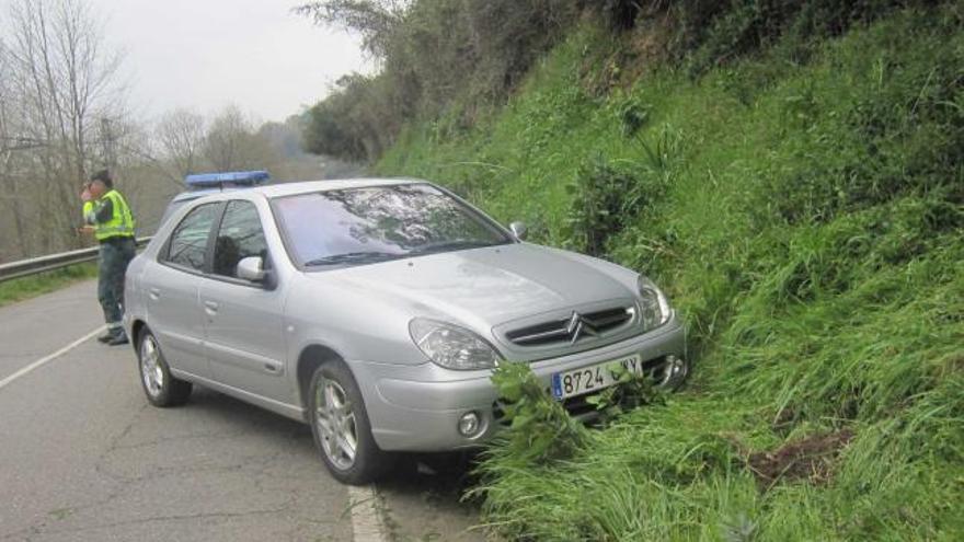 El vehículo del fallecido en la cuneta, tras el accidente.