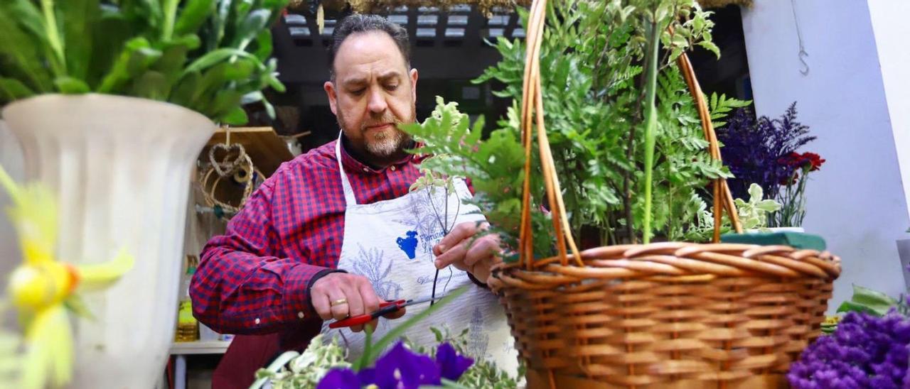 Rafael Barón prepara un encargo floral.