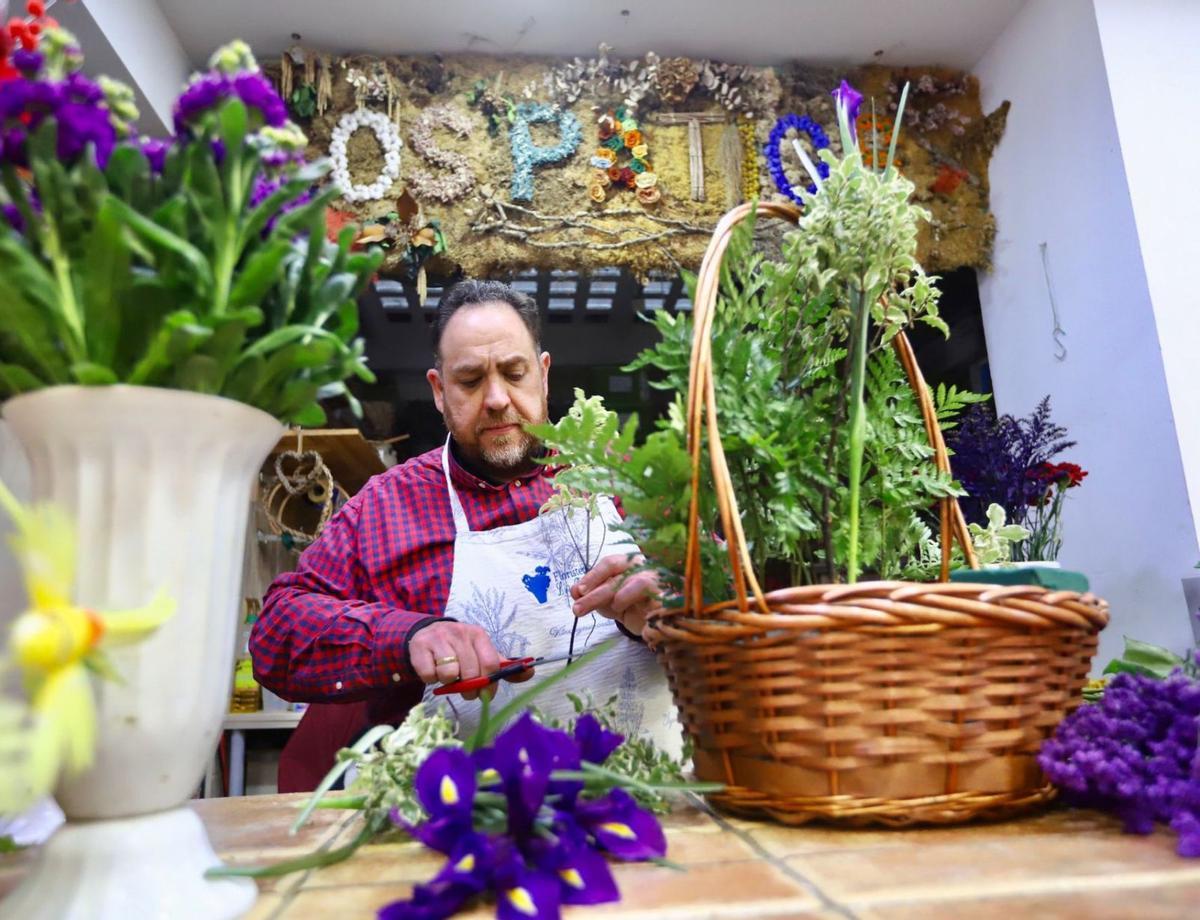 Rafael Barón prepara un encargo floral.