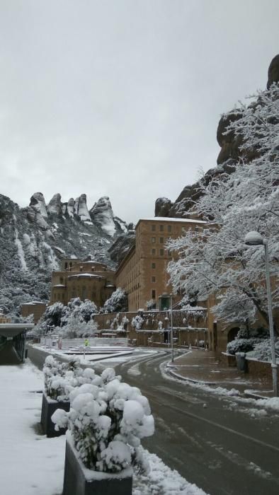 Imatges de la nevada d'avui a Montserrat