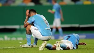 Los jugadores del Manchester City, desesperados tras el partido.