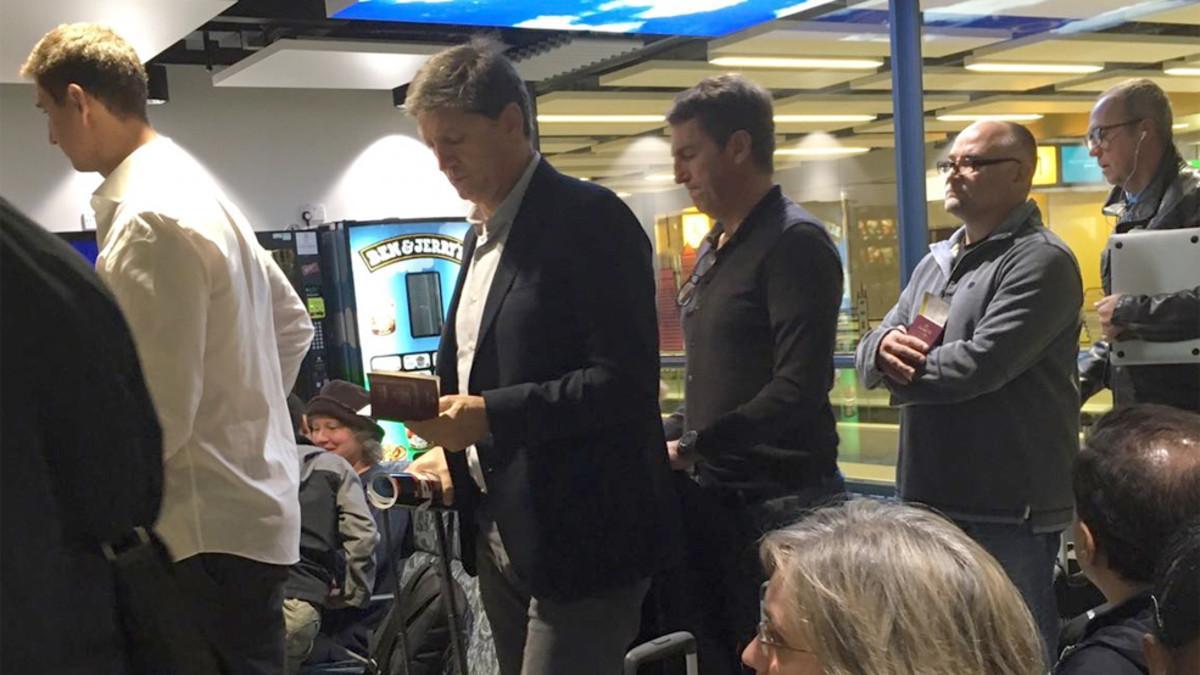 Urbano Ortega y Robert Frenández, en el aeropuerto de Gatwick este lunes por la mañana