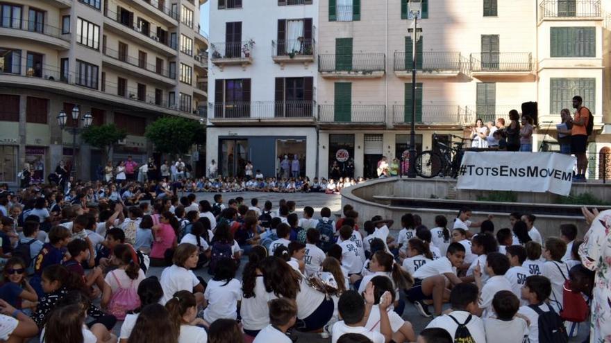 Los escolares han llenado totalmente la Plaça d&#039;Espanya para participar en las actividades.