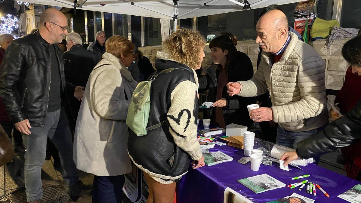 Chocolotada celebrada esta tarde en Cáceres con declaraciones de José Antonio González, Nerea Fernández y Enrique Santiago.