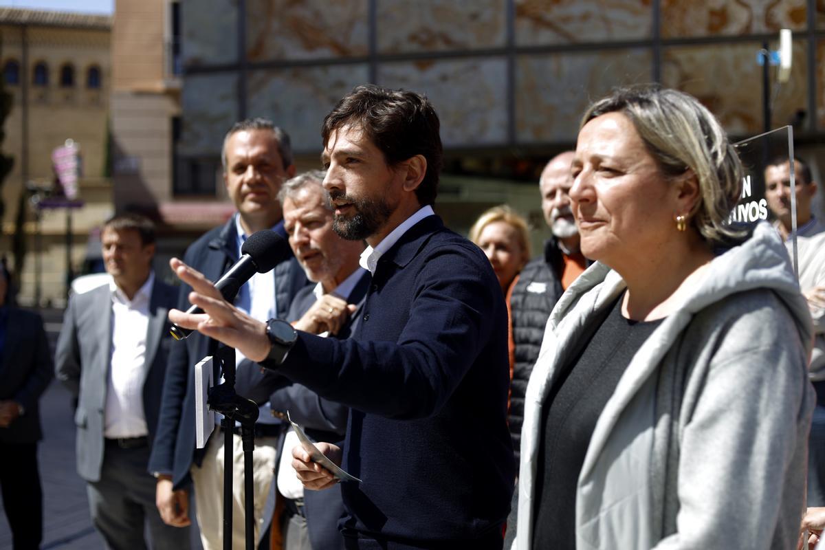 El secretario general de Cs, Adrián Vázquez, habla al micrófono junto a Carlos Ortas (al fondo a la izquierda), Daniel Pérez Calvo y Natalia Lascorz.