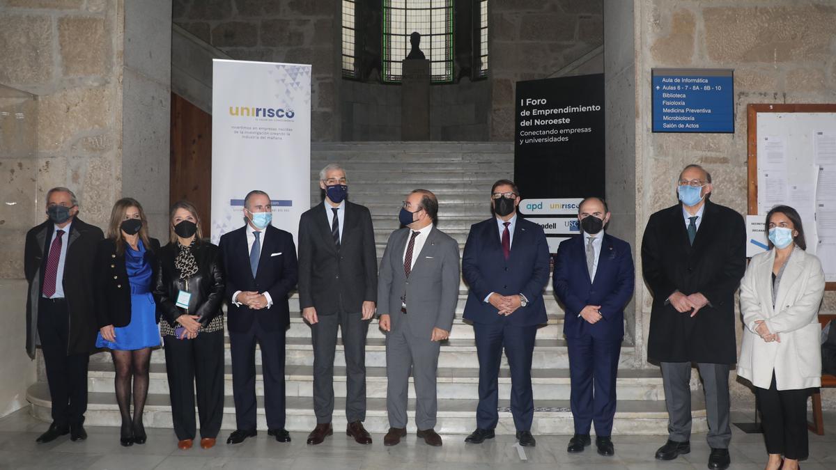 FARO SANTIAGO. PRIMER FORO DE EMPRENDIMIENTO DEL NOROESTE ORGANIZADO POR APD Y UNIRISCO CON LA PARTICIPACION DE LOS RECTORES GALLEGOS DE OVIEDO Y LEON. XOAN ALVAREZ