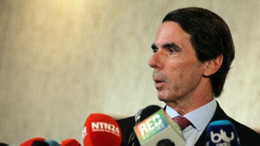 Aznar encaja con poco humor una broma que le relaciona con González