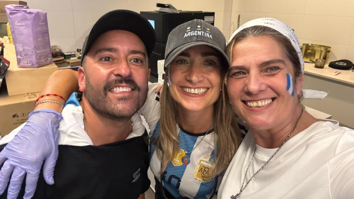 Lucila (en el medio) y sus dos hermanos durante uno de los partidos.