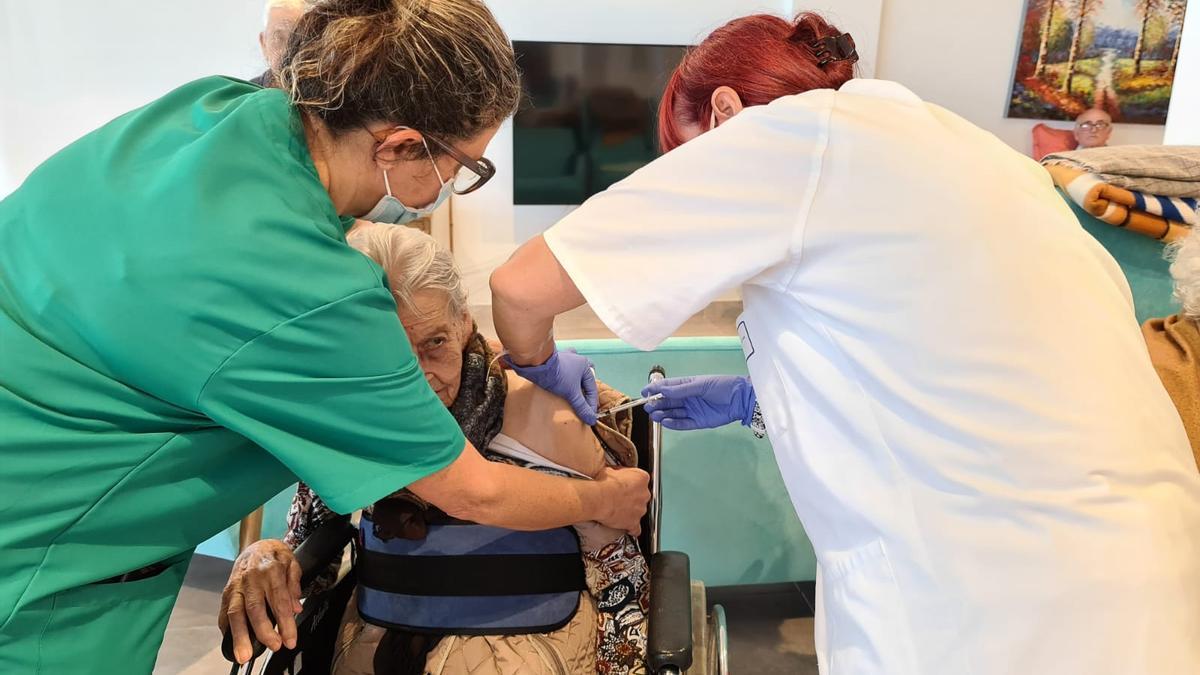 Vacunación en un centro de mayores en La Palma.