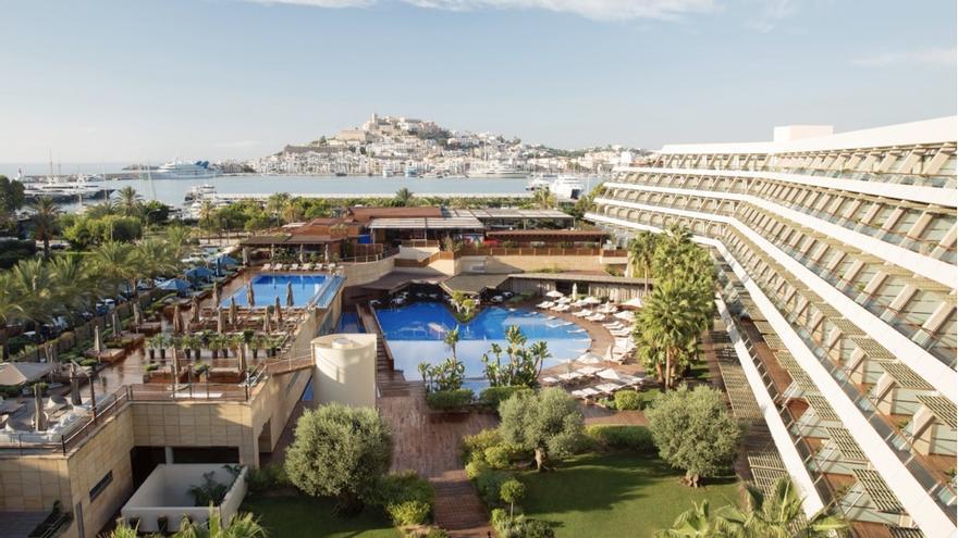Ibiza gran hotel está ubicado frente al puerto deportivo