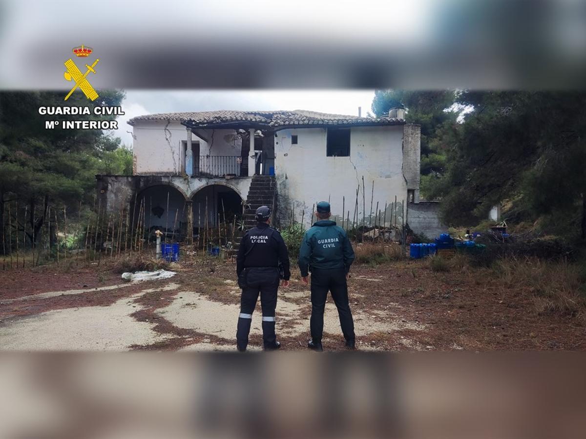 Los agentes vigilan la casa abandonada donde vivía el delincuente y guardaba los objetos sustraídos