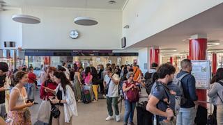 Los pasajeros de un AVE a Gijón estallan tras dos horas "a pleno sol" en León por una avería: "No sabemos cómo volveremos a Asturias"