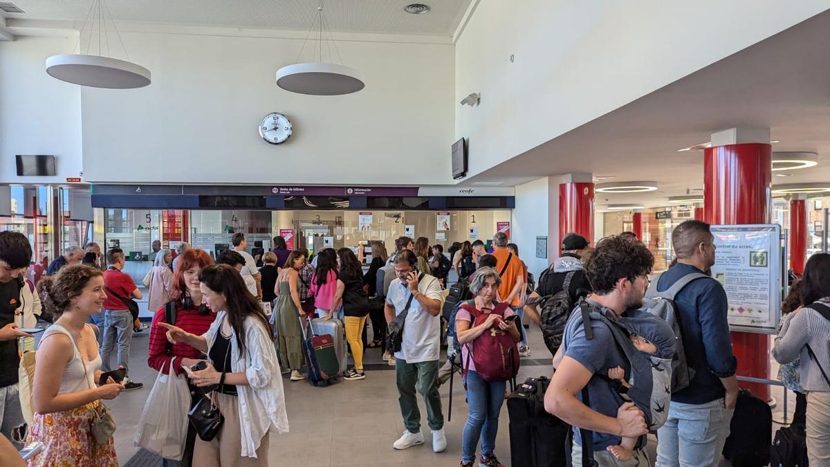 Un avería en el AVE Madrid- Gijón deja parados a decenas de viajeros cerca de León