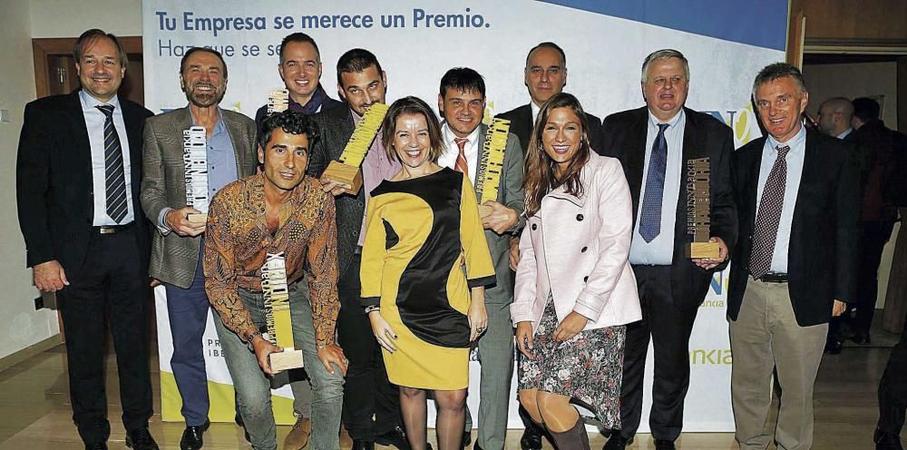 Los seis galardonados junto a Antoni Serra, de Bankia; Maria Ferrer, directora de Diario de Mallorca; Juan Antonio Ferrera, de Bankia y Cristina Ballester, directora insular de Hacienda.