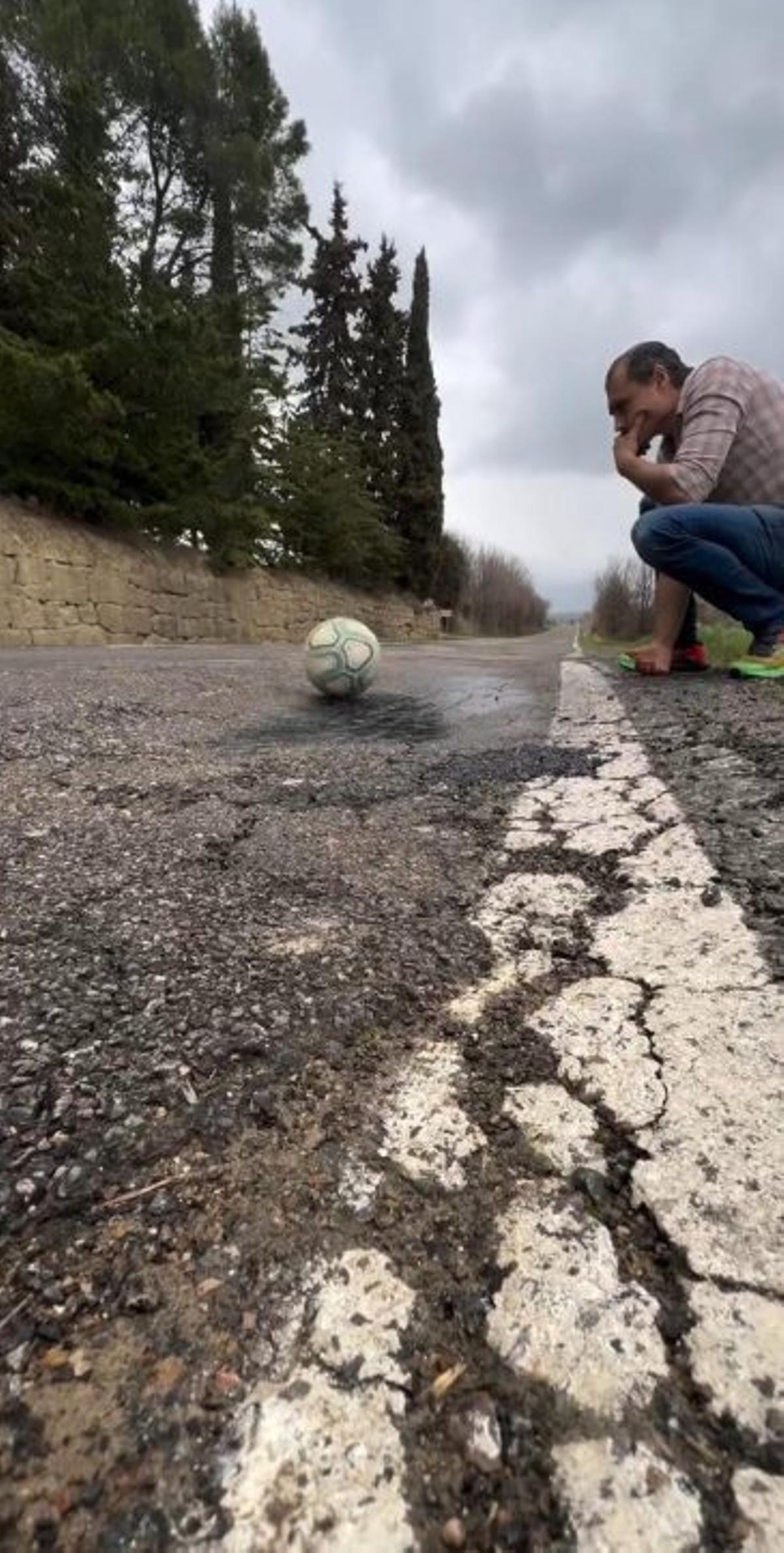 Un balón se balancea.