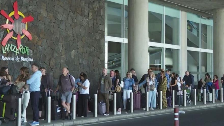 Cola de viajeros en el aeropuerto de Lanzarote esperando un taxi. | TELEVISIÓN CANARIA