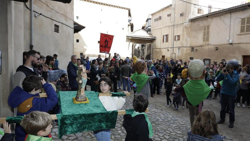 FOTOS │ Las cofradías de Sant Sebastià llevan huevos a Santa Clara para pedir buen tiempo durante las fiestas