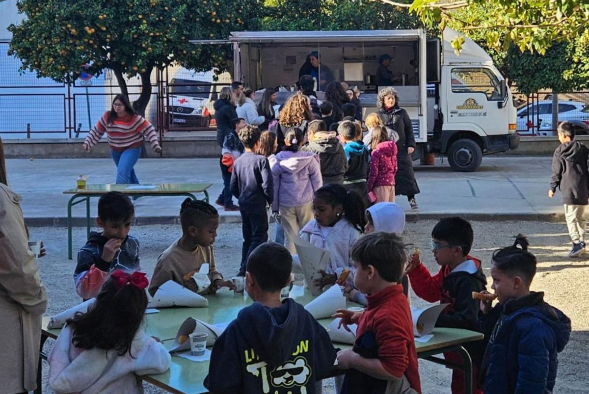 Alumnos y docentes asisten a las interpretaciones musicales del coro y la orquesta infantil del centro, bajo la dirección del profesor Ángel Carrillo. | L.O.