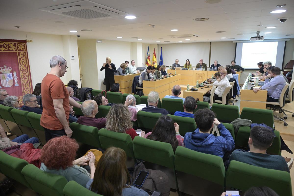 Un vecino a pregunta a la CHJ durante la reunión mantenida en el Ayuntamiento de Paiporta.
