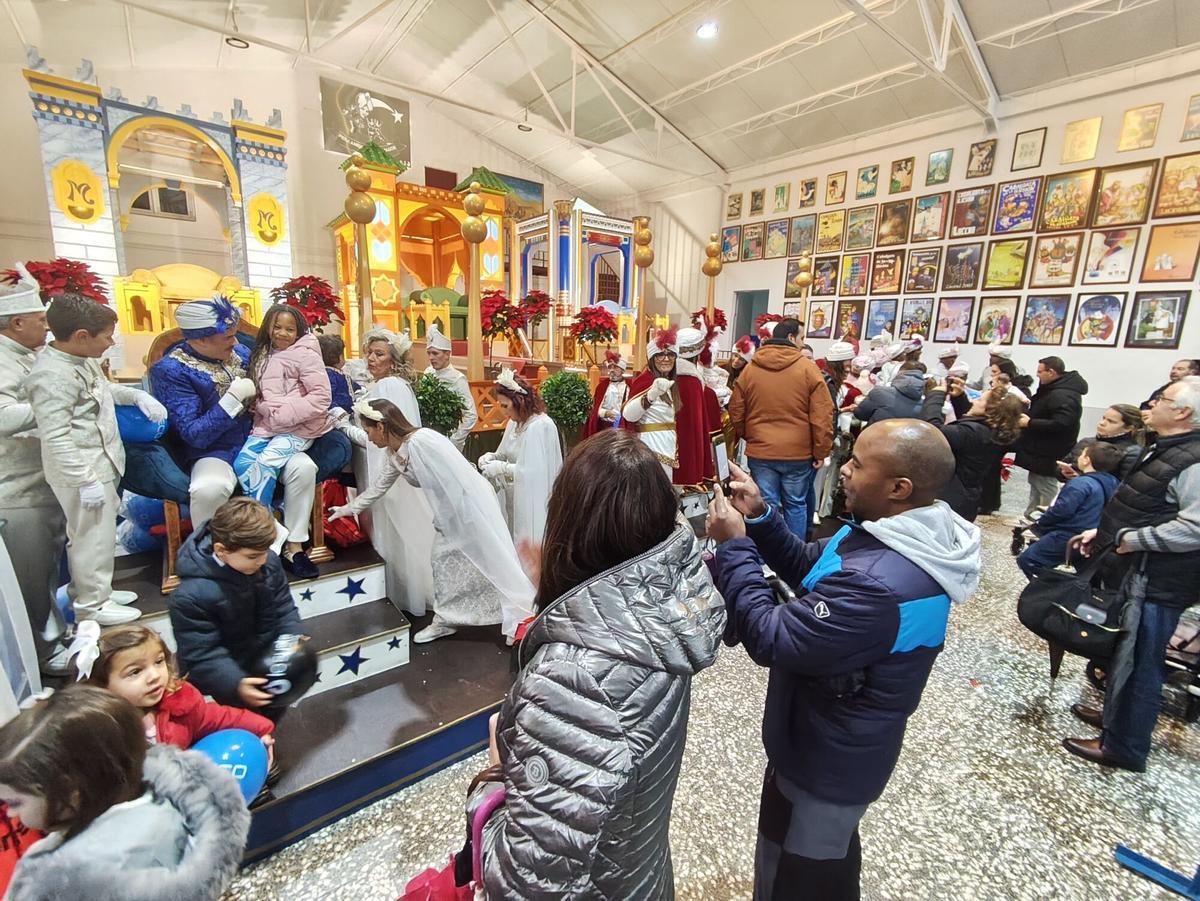 Ilusión infantil con los Magos en Lucena