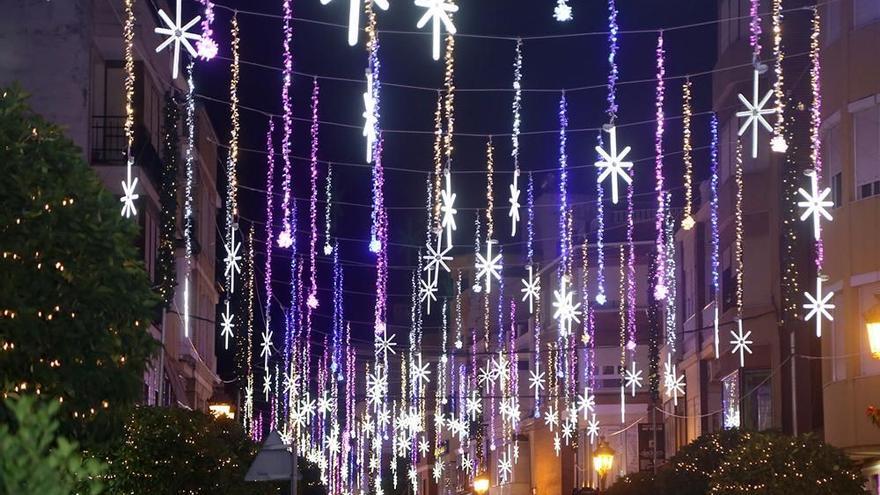 Un detalle de las luces de Navidad en Puente Genil en el año 2019.