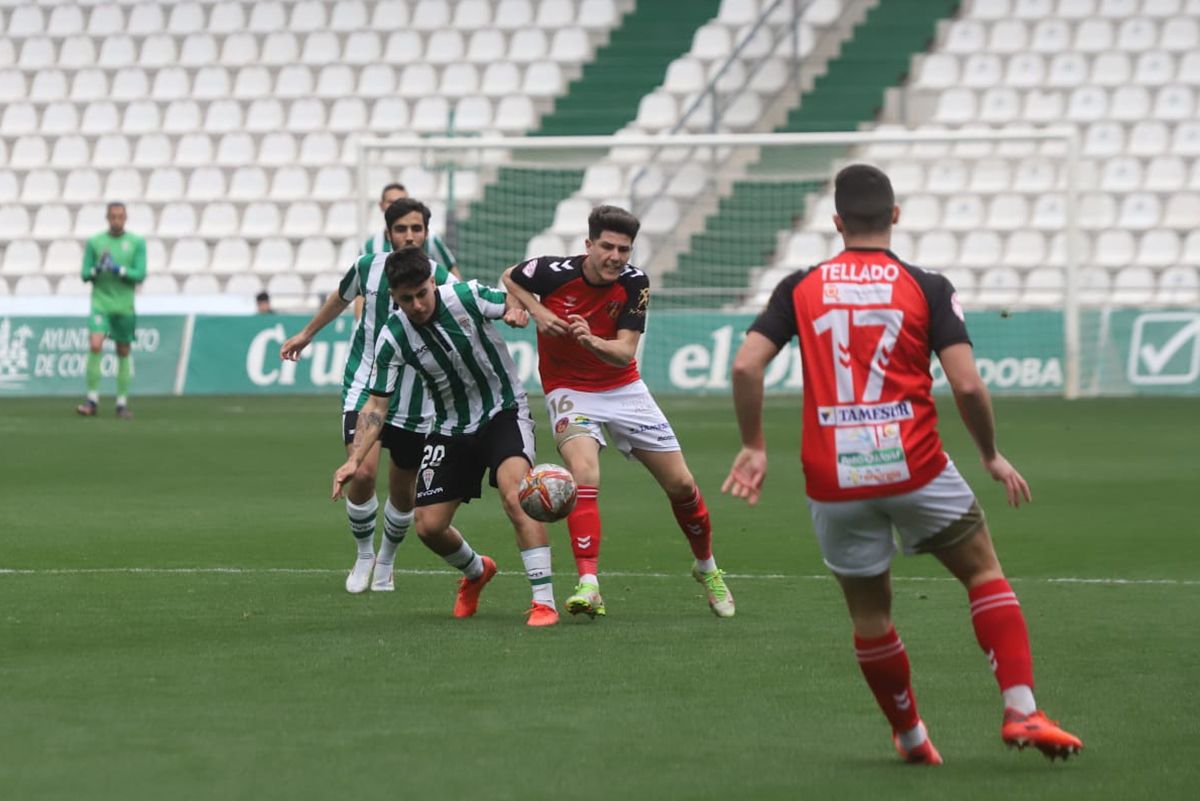 Las imágenes del derbi entre el Córdoba B y el Salerm Puente Genil