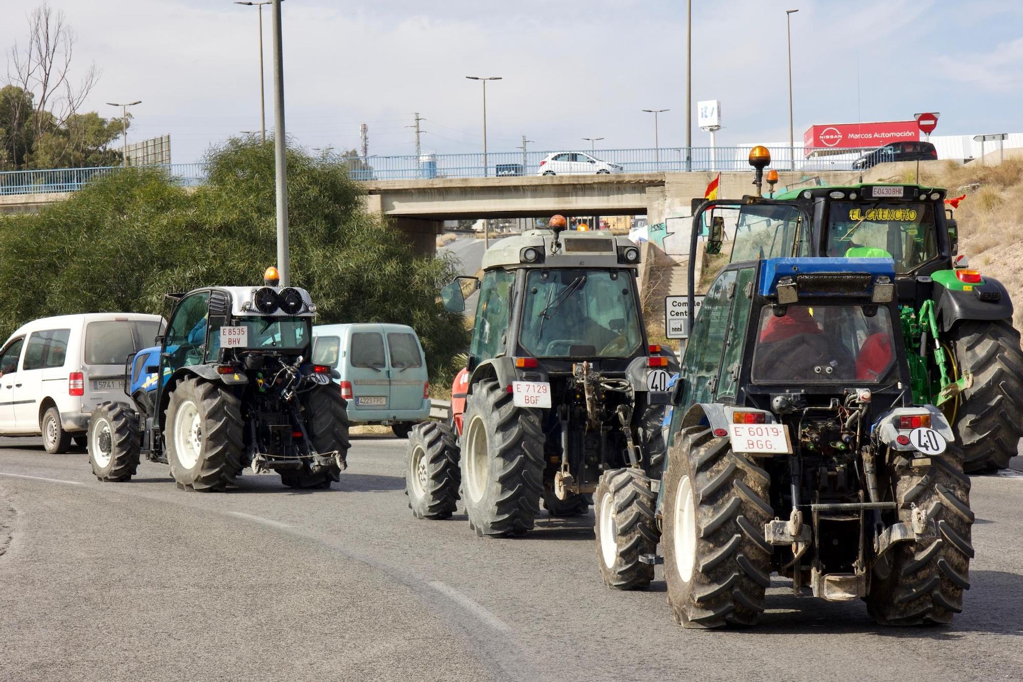 Las imágenes de la protesta de agricultores que ha colapsado el tráfico en Murcia