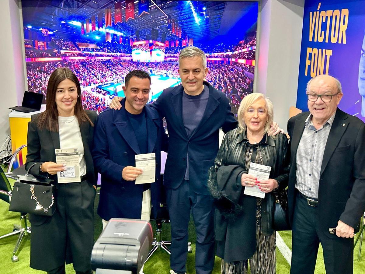 Xavi Hernández, junto a su esposa y sus padres, muestra su firma por Víctor Font este sábado.